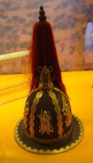 明军将领头盔,有点像飞碟和草帽的那种盔叫什