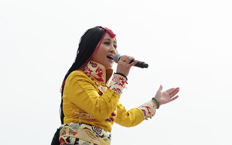 《爱琴海》--央金兰泽 姑娘等着我