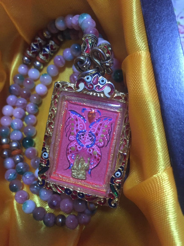 泰国佛牌,蝴蝶牌,怎么送走?有人知道吗,谁能帮我看看我的是真的假的?