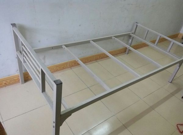 一般单层铁架床多少钱一个,像这样的