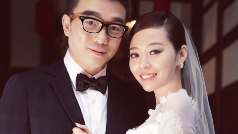 张靓颖冯轲婚纱照曝光 穿着婚纱吃串串