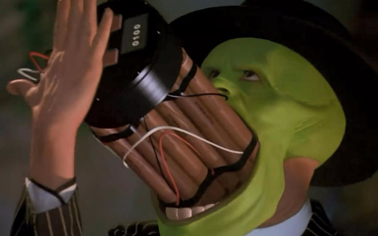 小伙戴上面具变成绿头怪,在最后1秒吞下炸弹,结果只打了一个饱嗝!