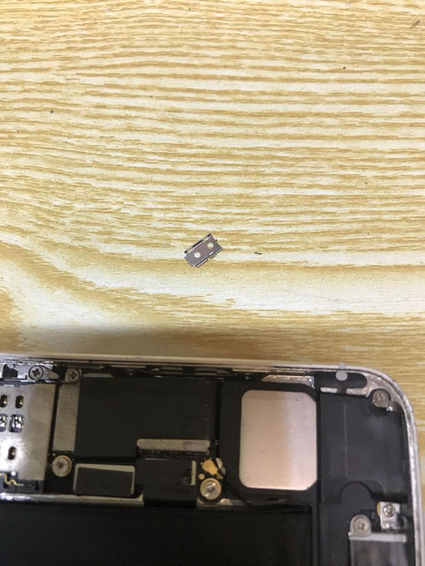 苹果5s拆机掉了一个小铁片,不知道放哪,有知道吗?高悬赏