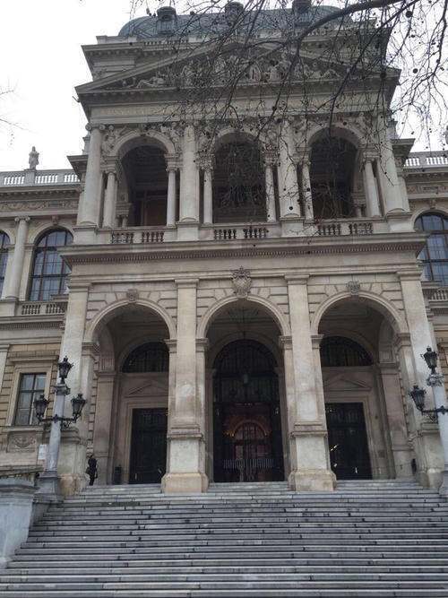 玻利维亚大学护栏崩落致7名学生坠楼身亡,校方是否需要承担一定的责任