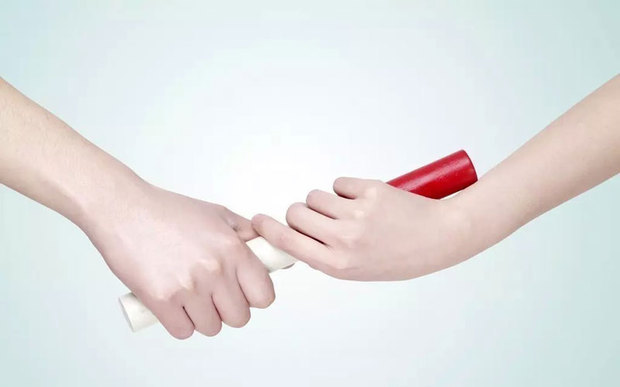 时递交给下一个选手,期中要掌握好技巧,通常为前一个人手握接力棒下方