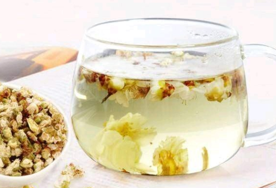 白梅花茶有股杏仁味.