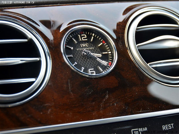 奔驰s系列仪表盘上的钟表哪家生产的啊