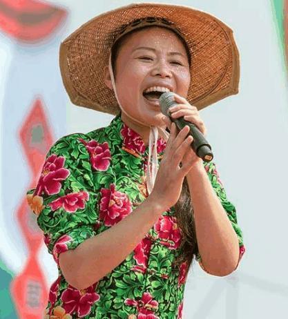 近日草帽姐在直播里泪如雨下这是发生了什么事