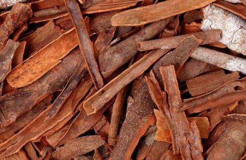 扩展资料: 桂皮的食用禁忌 1,受潮发霉的桂皮不可食用.