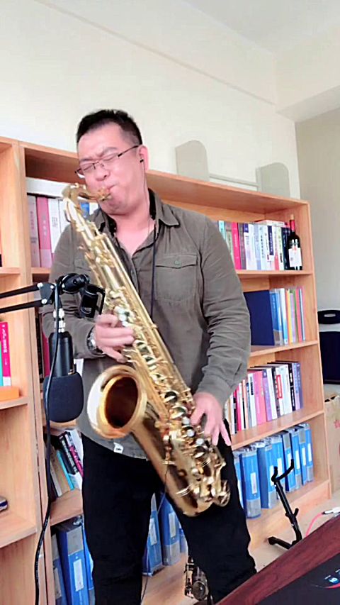 【王晓楠萨克斯教学】王晓楠萨克斯深情演奏,《牵不到你的手》,献给