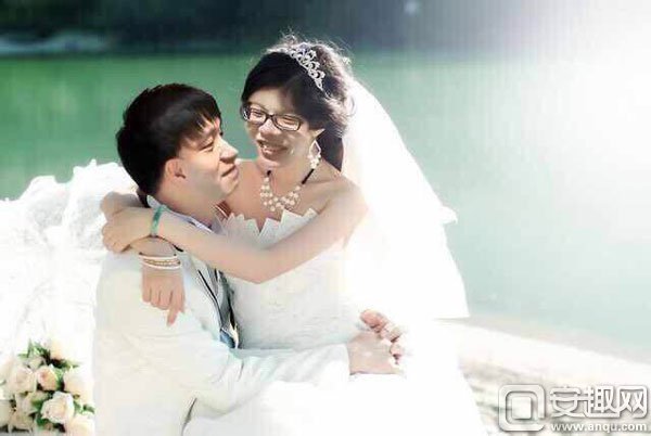 lol卷毛晒与厂长结婚照