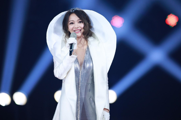 红红的太阳升东方,鸟语伴花香.是什么歌?