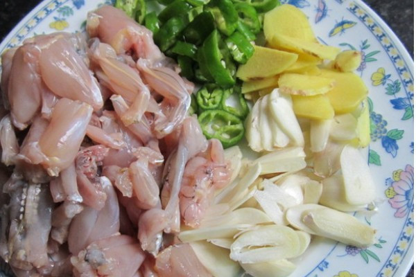 2,烧油放进蛙肉炒匀,炒片刻.