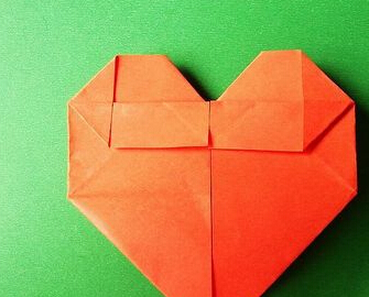 谁知道怎么用正方形纸叠成心形?