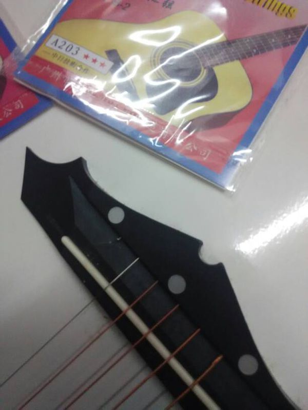 吉他弦断了,买了新弦但不知道怎么换,求大神帮