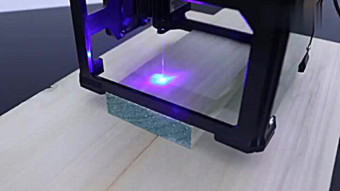 实拍激光 雕刻机的 工作过程,这得让多少男人梦寐以求?