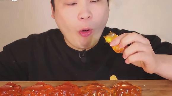 大胃王 胖子吃完晚餐又吃零食 卡通软糖,这样吃下去想减肥都难