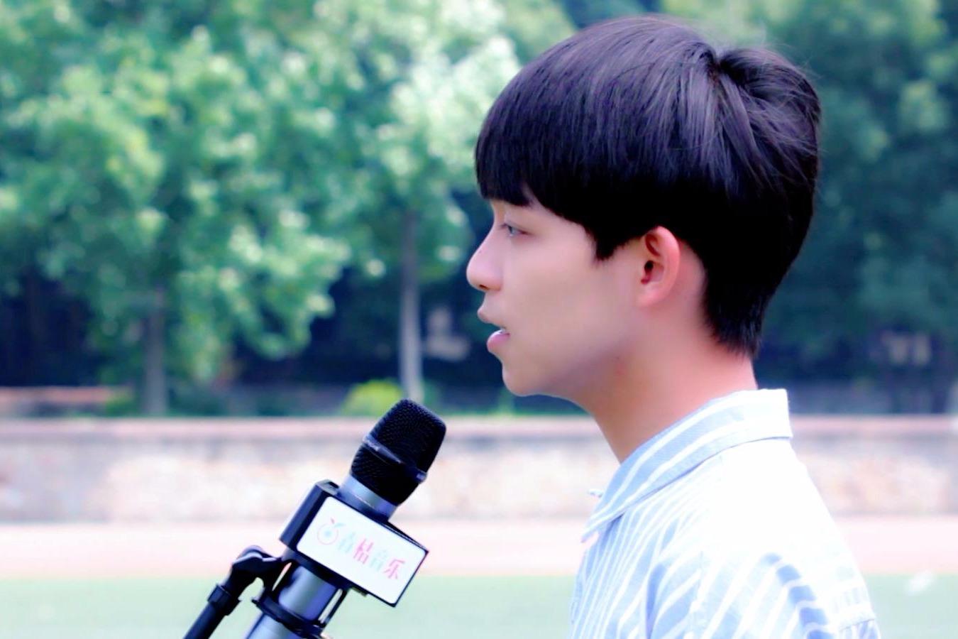 视频:乐风艺社谭联耀演唱《同桌的你》,回忆慢慢