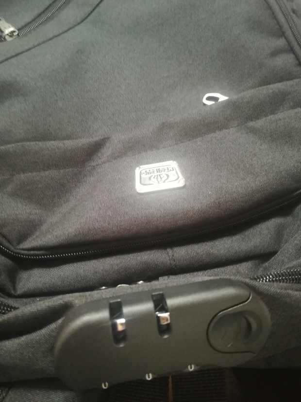 背包上的这种密码锁怎么用