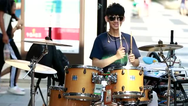 台湾街头艺人李科颖 架子鼓《 哆啦a梦》会乐器的男孩子最帅了