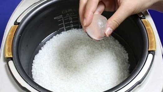 用电蒸箱蒸米饭米和水的比例是多少?