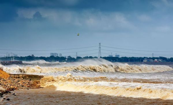 如果此时你也在钱塘大堤上观看钱塘江大潮,你会用一句什么话来表达你
