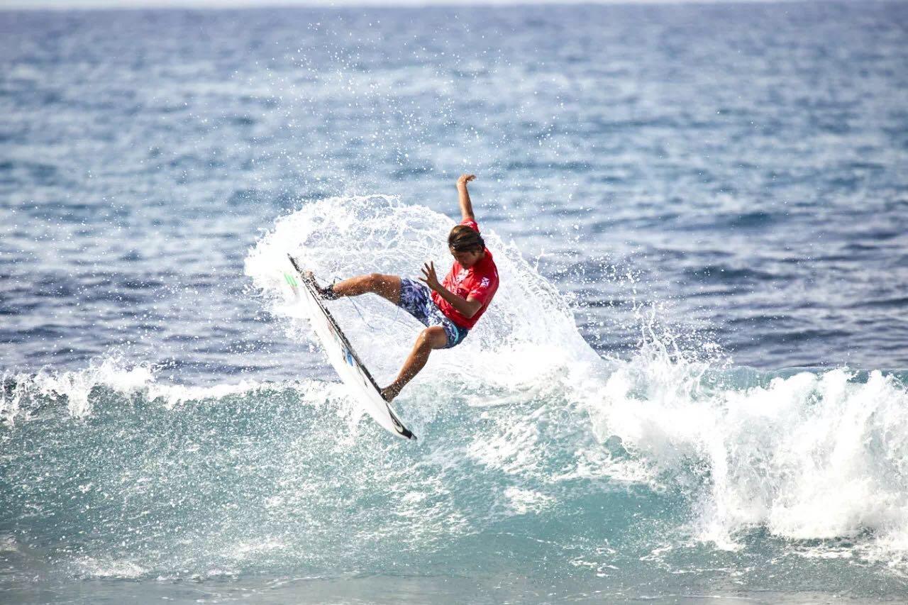 亚洲顶尖冲浪手在海浪上开起了舞会!