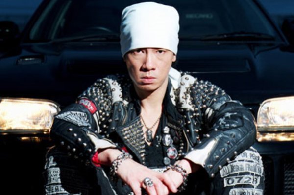 从一个穷小子逆袭成香港"古惑仔"大哥的陈小春,他的人生到底有多精彩?