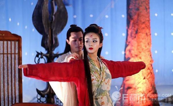 身份大反转的花千骨与白子画共处七杀殿内,相拥,共榻,宽衣解带