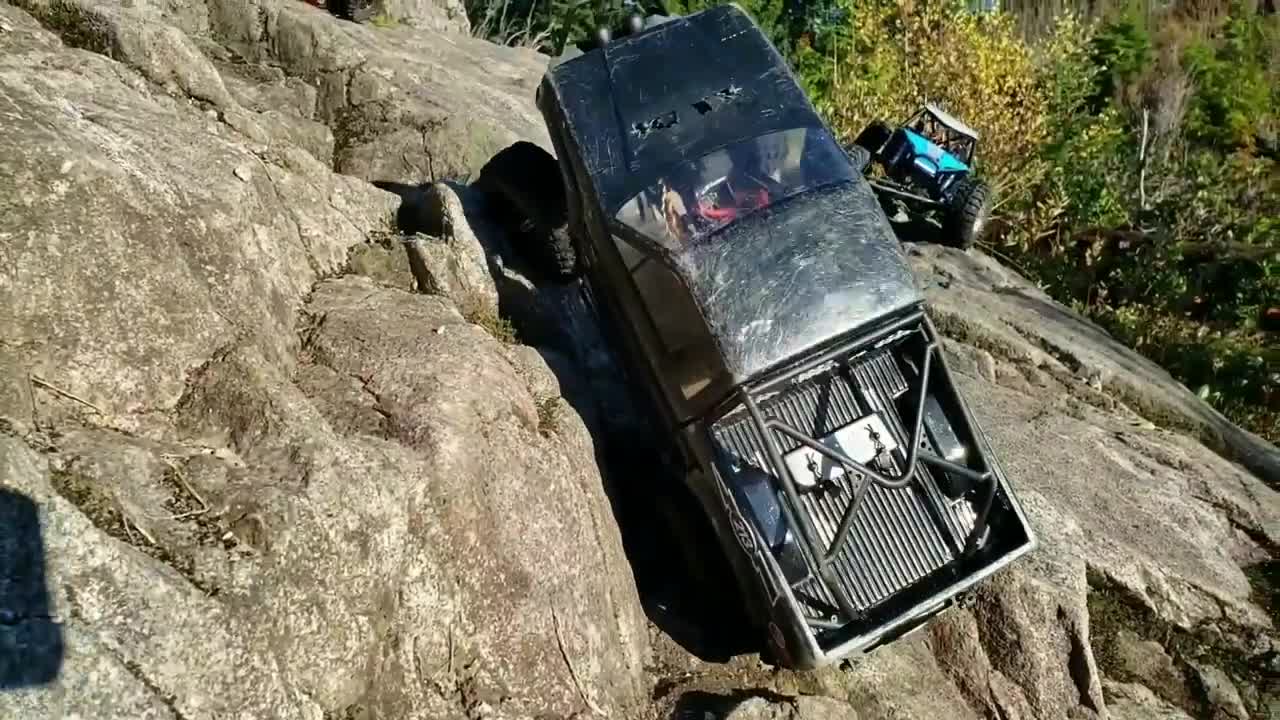 rc遥控越野车:经典丰田4驱越野神车lc70山坡越野!