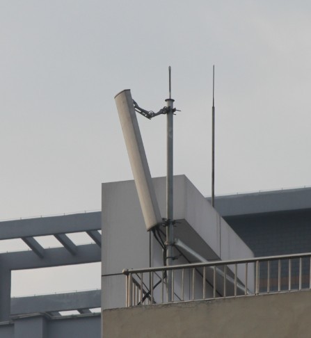 安装在楼顶上的东西,类似信号发射装置.有人知道这是什么东西的么?