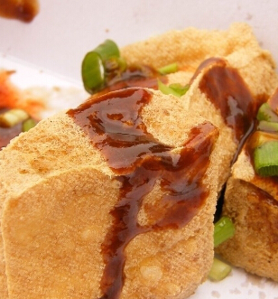 牛肉粉,鸡精,八角,小茴香,甘草精,孜然,干香葱(可不用),干生姜粉,味精