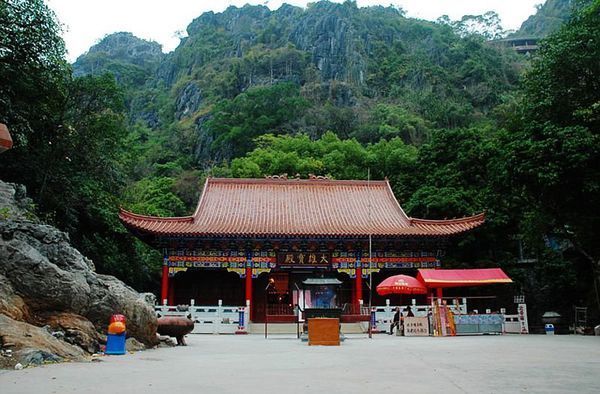 作为桂南滨海旅游景点之一,六峰山风景名胜旅游区及毗邻的三海岩年