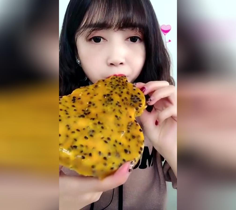 吃冰块达人 吃冰块百香果冰,吃冰块桃子冰,嘎嘣脆,吃的真过瘾