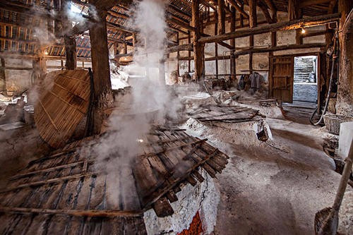 农村常见的水井,在以前是用什么方法勘察出底下有水的?