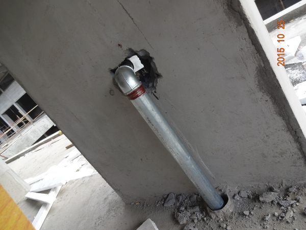 是的,这个消火栓箱暗装的,会有一部分管道连接支管是安装在墙体内的