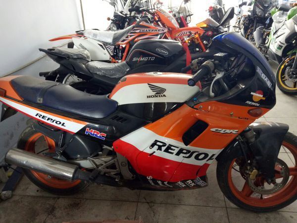 黄的cbr250cc19期4缸水冷～～～ 白的国产地平线350cc双缸水冷