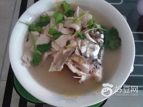 老爸爱喝汤,这鱼头豆腐汤很合他的口味,豆腐的营养很丰富搭配鱼炖营养