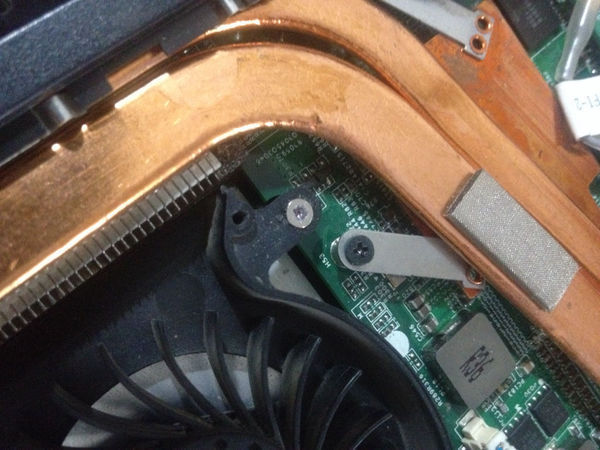 白色的小螺丝花了怎么办?拧错了,现在弄不开