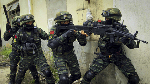 扬我军威  特战武警魔鬼训练震撼出击