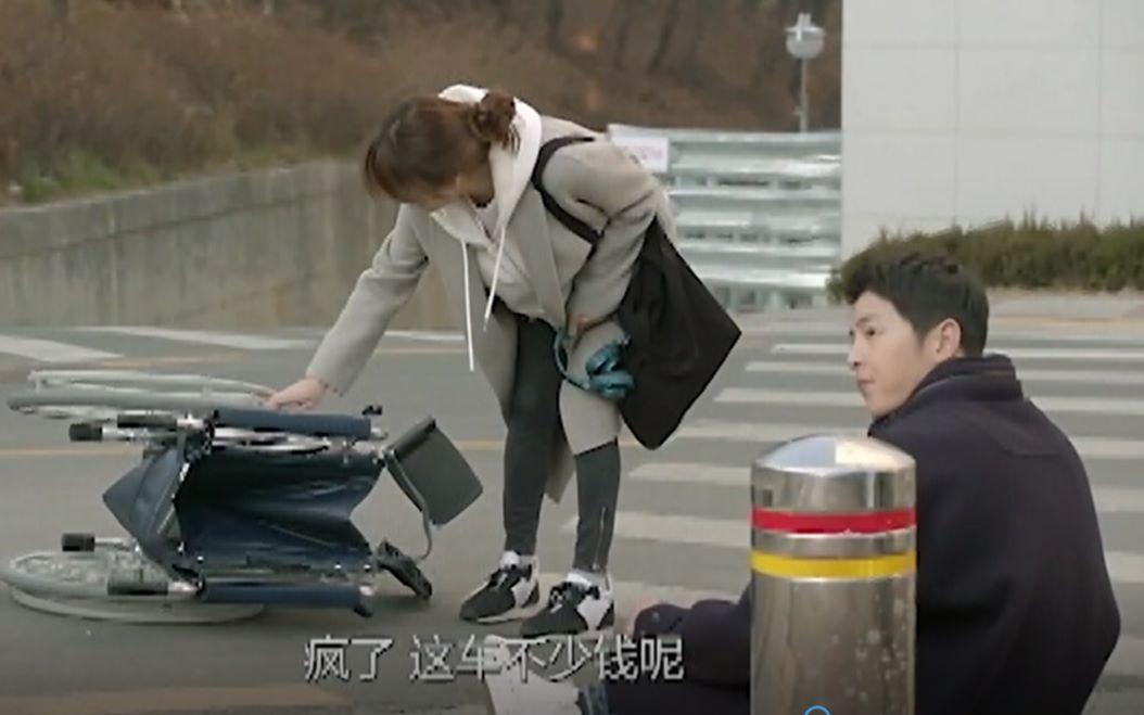 【韩剧精彩片段】 太阳的后裔中宋慧乔接宋仲基出院,结果没抓住轮椅