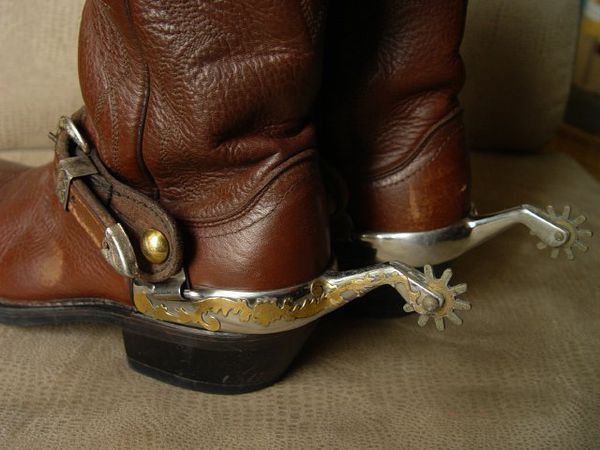 牛仔靴后面的轮子是干什么用的