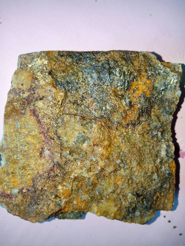 哪位大知道这是铜矿石,还是金矿石,谢谢