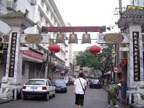 宜昌的小吃一条街在那?