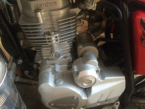 我的摩托车发动机本来声音很大声,为什么在行