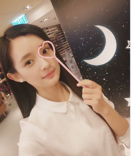 求多组可爱女生的照片 要求真实 可爱 要是同一个人的多张照片 年龄为