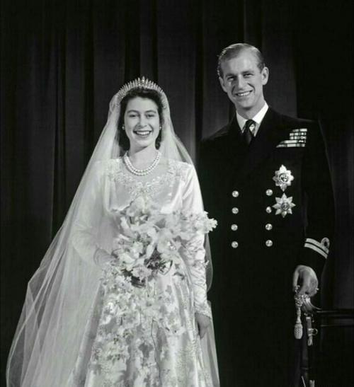 英国女王年轻时美到不敢单独出门,丈夫为她放弃王位,她究竟有多漂亮?