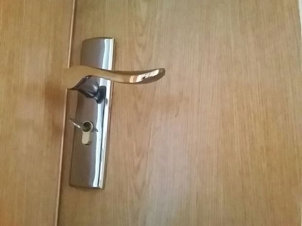 卧室门从里面反锁从外面用钥匙也打不开,现在