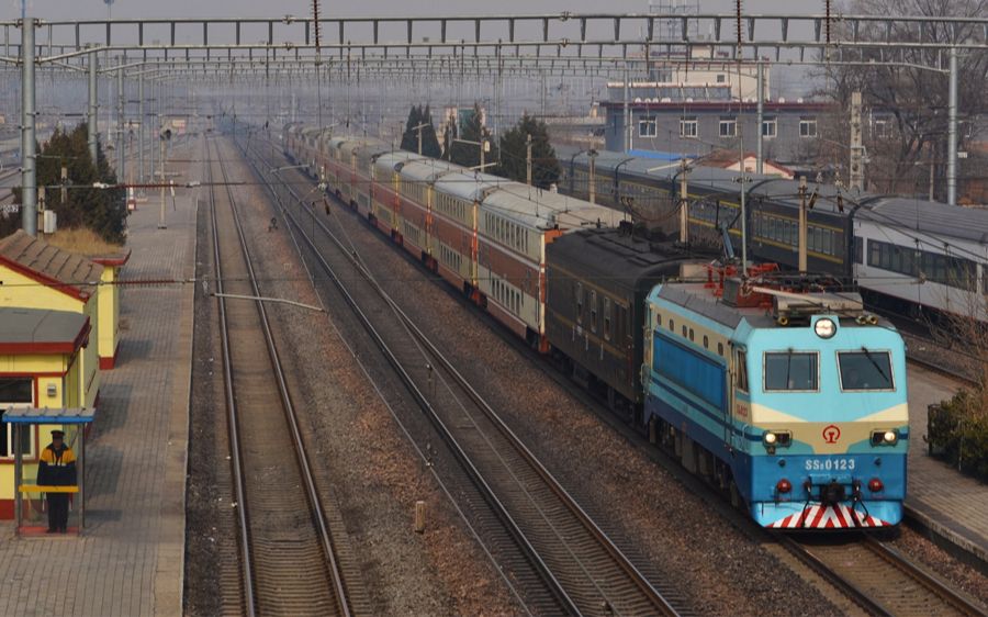 【中国 铁路】使用 双层25b型 客车的k5211次旅客列车通过良乡站