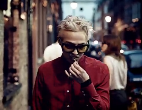 权志龙放纵mv吃口香糖那个照片